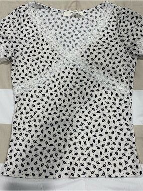 Lace-Trim White Short Sleeve V-Neck Top with Black Floral Dot Print